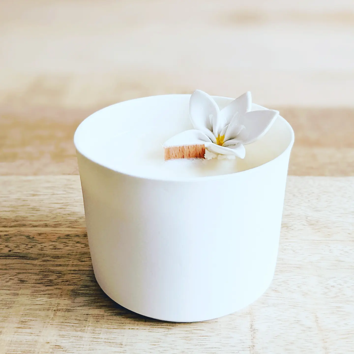 Bougie en porcelaine avec fleur fragrance fleur de tiare-monoï -  consolidr.fr