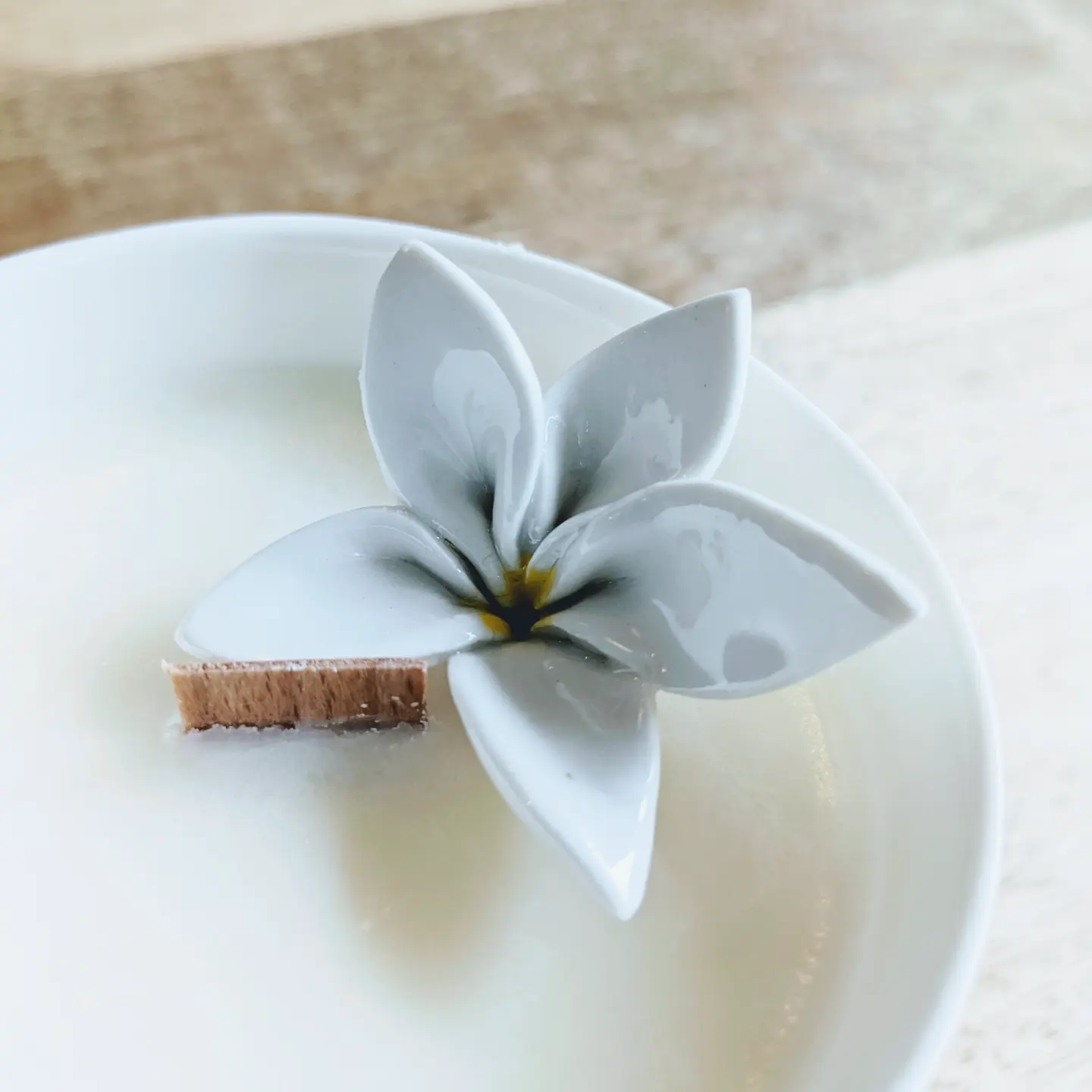 Bougie en porcelaine avec fleur fragrance fleur de tiare-monoï -  consolidr.fr
